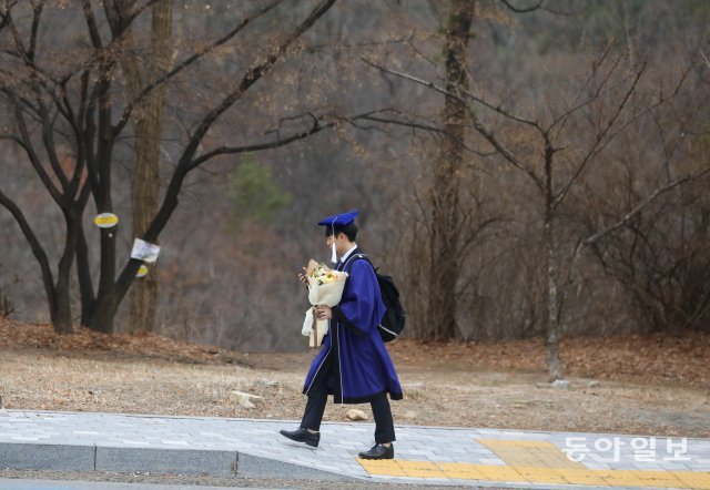 서울대학교 졸업식
신종 코로나19 영향으로 서울대 학위수여식이 전면 취소된 26일 오후 한 졸업생이 한산한 교정을 걸어가고 있습니다.