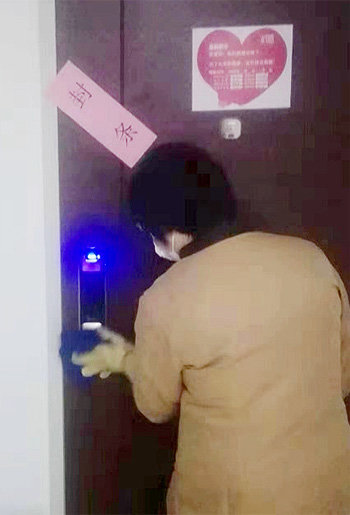 26일 장쑤성 쑤저우시 한 한국 교민의 아파트 문과 벽에 봉인 딱지라는 뜻의 펑탸오(封條)라고 쓰인 분홍색 용지가 붙어 있다. 한국에서 돌아온 교민에게 자가 격리 14일 동안 집에서 나오지 못하도록 붙인 것이다. 교민 제공