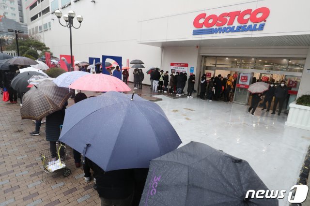 25일 오전 대전 중구 오류동 코스트코 대전점에서 시민들이 우산을 쓰고 마스크를 사기 위해 줄지어 서 있다. 2020.2.25/뉴스1 © News1