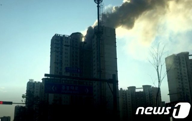 (인천=뉴스1) 27일 오전 8시쯤 인천시 서구의 25층짜리 아파트 24층에서 화재가 발생해 연기가 하늘을 뒤덮고 있다. (인천서부소방서제공)2020.2.27/뉴스1