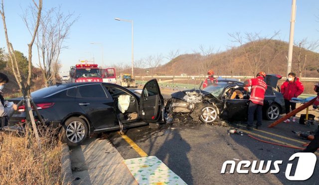 27일 오전 7시 40분쯤 인천시 계양구 경인아라뱃길 인근 왕복 2차로에서 승용차 3대가 잇따라 충돌했다. 소방대원들이 구조활동을 벌이고 있다.(인천계양소방서제공) © News1