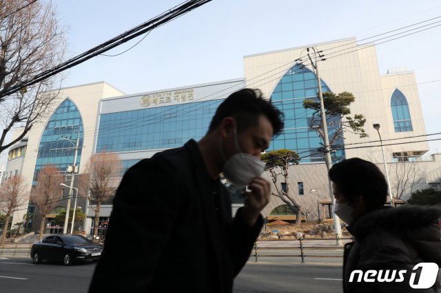 21일 오전 광주 광주 북구 신천지 베드로지성전 앞에 마스크를 착용한 시민들이 지나가고 있다. 2020.2.21 /뉴스1 © News1