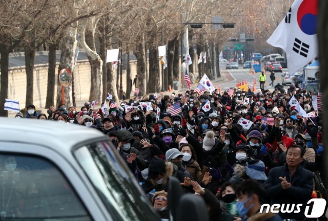 문재인하야범국민투쟁본부 집회 참가자들이 26일 오후 청와대 사랑채 인근에서 전광훈 목사 구속에 항의 집회를 열고 있다. 2020.2.26/뉴스1 © News1