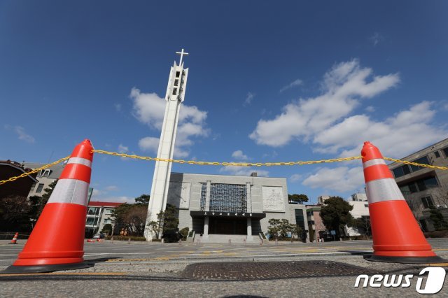 27일 서울 강남구 압구정동 소망교회 입구를 출입통제 하고 있다. © News1