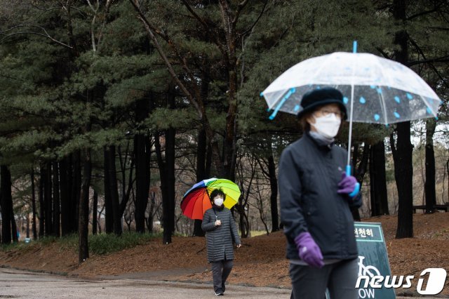 전국에 봄을 재촉하는 비가 내린 25일 서울 성동구 서울숲에서 우산을 쓴 시민들이 산책을 하고 있다. 2020.2.25/뉴스1 © News1
