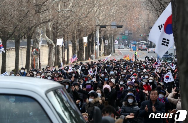 범투본(문재인하야범국민투쟁본부) 집회 참가자들이 26일 오후 청와대 사랑채 인근에서 전광훈 목사 구속에 항의 집회를 열고 있다. © News1