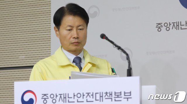 김강립 중앙재난안전대책본부 1총괄조정관이 28일 정부세종청사 보건복지부 브리핑실에서 열린 신종 코로나바이러스 감염증(코로나19) 중앙재난안전대책본부 정례브리핑에 참석하고 있다.© News1