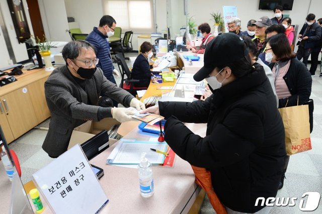 우체국과 농협 하나로마트 등에서 보건용 마스크 공적 판매를 시작한 28일 오후 전남 담양군 대전면 담양대전우체국에서 시민들이 마스크를 사고 있다. © News1