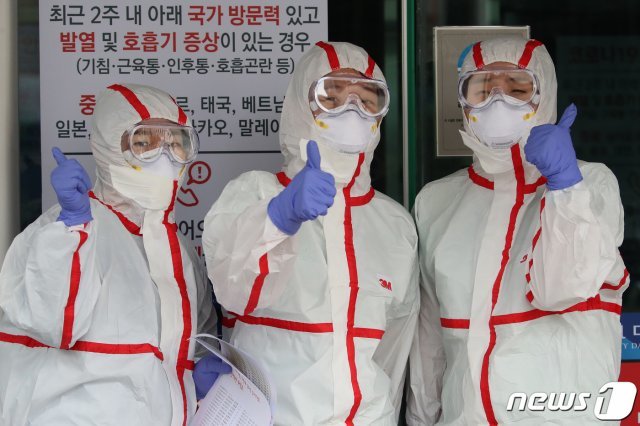 27일 신종 코로나바이러스 감염증(코로나19) 지역거점병원인 계명대학교 대구동산병원에서 근무교대에 들어가는 의료진이 취재진을 향해 엄지를 세워 보이고 있다. © News1