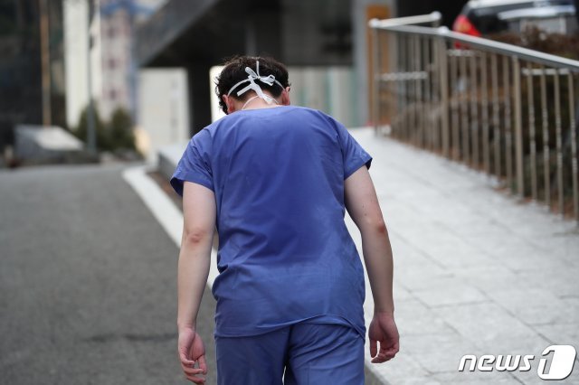 27일 신종 코로나바이러스 감염증(코로나19) 지역거점병원인 계명대학교 대구동산병원에서 근무를 마치고 보호구를 벗은 의료진의 옷이 땀에 흠뻑 젖어 있다. © News1
