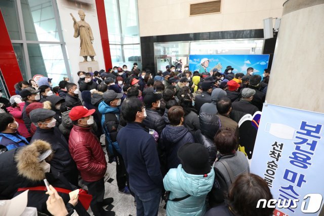 신종 코로나바이러스 감염증(코로노19) 확산으로 마스크 부족 현상이 일어난 가운데 28일 오후 대구 동구 입석동 경북지방우정청 1층 동대구우체국 로비가 마스크를 사려는 시민들로 북새통을 이루고 있다. 이날 오후 2시 준비된 마스크 420세트(5매 1세트)는 순식간에 동났다. 2020.2.28/뉴스1 © News1