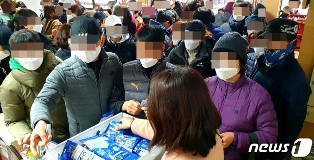 우체국에서 마스크를 판매하기로 한 28일 천안 직산우체국에 마스크를 사기 위해 사람들이 줄을 서있다.© 뉴스1