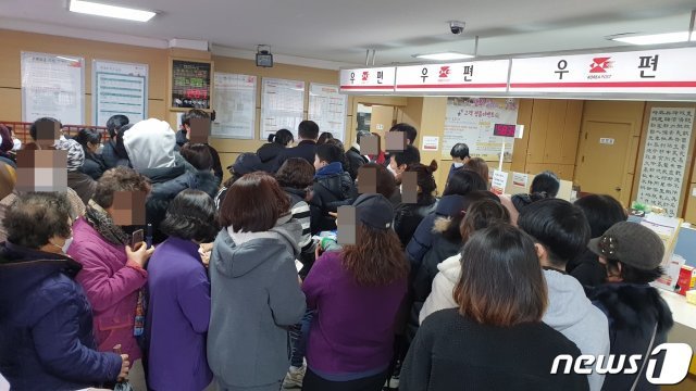 시민들이 마스크를 사기 위해 우체국에서 줄을 서고 있다.© 뉴스1
