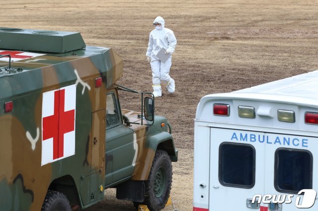 28일 오후 경북 경산시 하양읍 국군대구병원에서 군 의료진이 신종 코로나바이러스 감염증(코로나19) 선별진료소를 운영하고 있다. 국군대구병원은 코로나19 확산에 따라 군 장병과 군 가족 등 군 내부 진료를 위해 병상을 확보하는 등 사태에 대비하고 있다. 2020.2.28/뉴스1 © News1