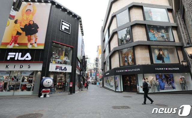 신종 코로나바이러스 감염증(코로나19) 공포가 번지면서 내수 경기가 얼어붙고 있다. 26일 서울 명동거리가 한산한 모습을 보이고 있다. 2020.2.26/뉴스1 © News1