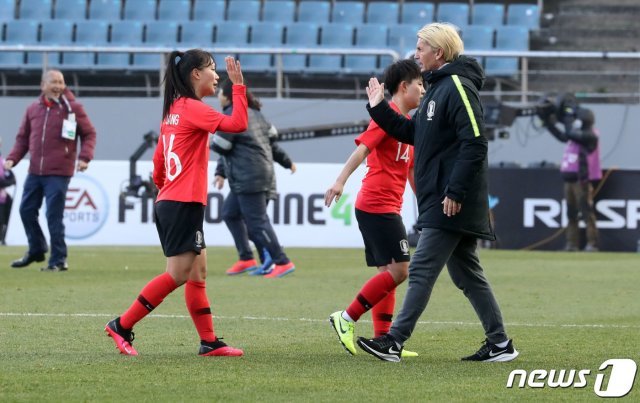 여자축구대표팀 선수들과 콜린벨 감독이 9일 오후 제주 서귀포시 제주월드컵경기장에서 열린 2020 도쿄올림픽 아시아지역 최종예선 베트남과의 경기에서 승리하고 기뻐하고 있다. © News1