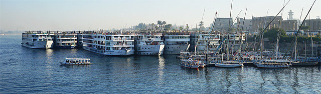 룩소르에 정박해 있는 나일강 유람선. 거의 비슷한 크기와 높이로 만들어진 이 배들은 겹겹이 정박해 있는데 제일 바깥쪽 배의 승객들은 다른 배를 통과해 뭍으로 간다.