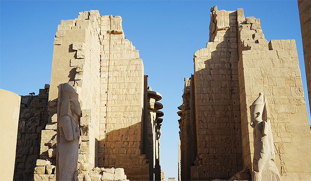 이집트에 남아 있는 신전 중에서 가장 크고 오래된 카르나크 신전. 10개의 탑문, 3개의 오벨리스크, 2개의 기둥 홀 등으로 구성됐다.