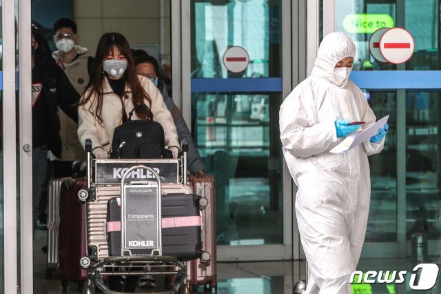 한국의 신종 코로나바이러스 감염증(코로나19) 확산세가 심상치 않다고 느끼는 중국인 유학생들이 한국행을 포기하고 있다. 사진은 입국하는 중국인 유학생. 뉴스1DB