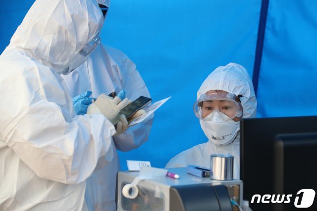 신종 코로나바이러스 감염증(코로나19) 확산이 거듭되는 28일 대구 달서구 계명대학교 동산병원 선별진료소에서 의료진이 코로나19 증상을 호소하며 방문한 시민들에 대해 상담과 검사를 진행하고 있다. 코로나19 유증자로 분류한 신천지예수회(이하 신천지) 신도가 28일 기준 총 3000여명에 육박하는 것으로 나타났다. © News1