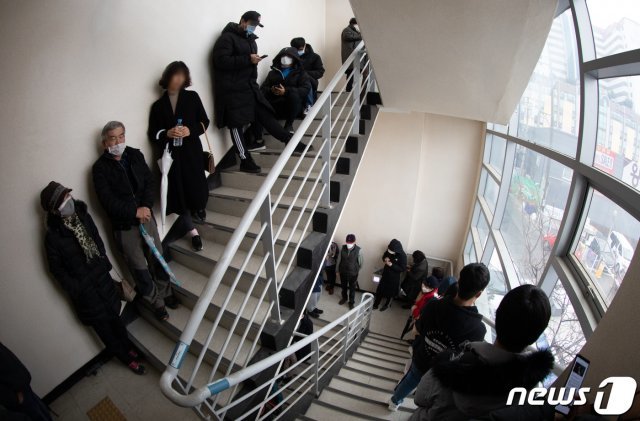 신종 코로나바이러스 감염증(코로나19) 확진자가 2,000명을 돌파한 28일 오후 ‘마스크 및 손소독제 긴급수급 조정조치’로 공적판매처로 지정된 경기 파주시 문산우체국에서 시민들이 마스크 구입을 위해 줄을 서 있다. © News1