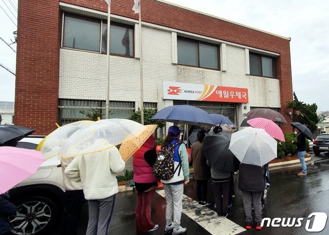 28일 오후 5시부터 제주 애월읍우체국에서 마스크를 구매하려는 시민들이 몰리면서 일대 교통이 마비되는 등 혼잡이 빚어졌다. 제주지방우정청은 이날 오후 5시 동지역을 제외한 읍면지역 18개 우체국에서 마스크를 판매했다. © News1