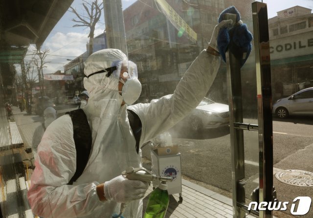 송파구 어벤져스 방역 관계자들이 27일 오후 서울 송파구 문정동 로데오거리에서 신종 코로나바이러스 감염증(코로나19)예방을 위해 방역 작업을 하고 있다. (송파구청 제공)