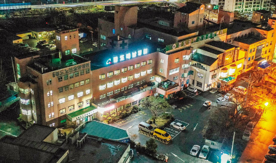 경북 청도 대남병원에는 밤에도  불이 환하게 켜져 있다. [뉴시스]