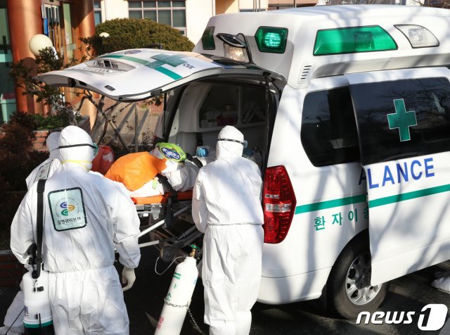 국내 첫 신종 코로나바이러스 감염증(코로나19) 두 번째 사망자가 발생한 경북 청도군 청도대남병원에서 입원 중인 환자가 다른 병원으로 이송되고 있다. 코로나19 중앙방역대책본부는 건강 상태를 위중하게 보는 확진환자가 전날과 동일한 10명이라고 29일 밝혔다. © News1