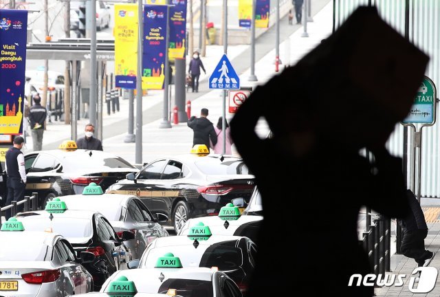 신종 코로나바이러스 감염증(코로나19) 확산으로 직격탄을 맞은 대구가 경제 위기를 맞고 있다. 29일 오후 대구 동구 동대구역 복합승환센터 인근 도로에서 택시가 줄지어 손님을 기다리고 있다. 외출 자제, 개학 연기, 휴업 등 외부 활동이 줄어들며 도심에 인적이 뜸해지고 있다. 2020.2.29/뉴스1 © News1