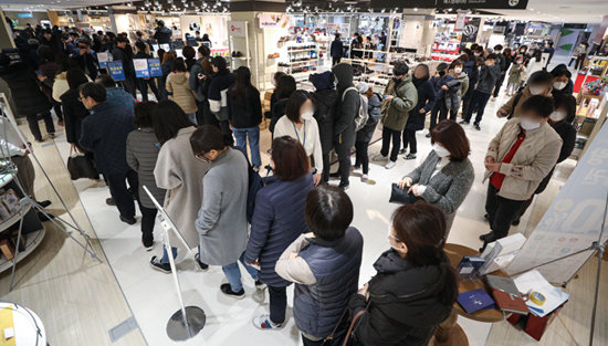 2월 27일 서울 양천구의 한 쇼핑몰에서 열린 마스크 긴급 노마진 판매 행사에서 시민들이 마스크를 구매하기 위해 길게 줄을 서있다. [뉴스1]