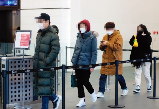 2월 6일 서울 영등포구 GS홈쇼핑 본사 직원들이 재택근무를 위해 퇴근하고 있다. [동아DB]