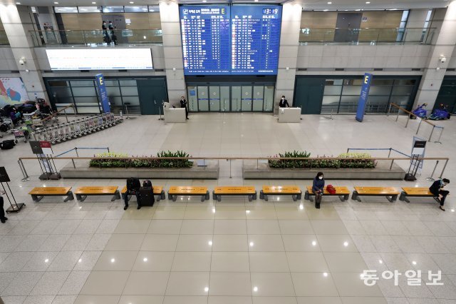 신종 코로나바이러스(코로나19)감염이 국내에서 계속 증가되고 있는 가운데 1일 인천국제공항 제1터미널 입국장에는 한국여행 자제와 한국입국 거부 등으로 한국을 방문하는 외국관광객들이 드물어 썰렁하다.