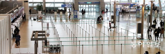 신종 코로나바이러스(코로나19)감염이 국내에서 계속 증가되고 있는 가운데 1일 인천국제공항 제1터미널 출국장에는 한국 출발 여객기 운항 중단 한국인들의 자국 입국 거부 등으로 인해 관광객들이 없어 썰렁하다.