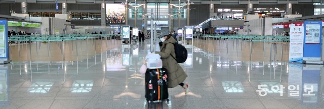 신종 코로나바이러스(코로나19)감염이 국내에서 계속 증가되고 있는 가운데 1일 인천국제공항 제1터미널 출국장에는 한국 출발 여객기 운항 중단 한국인들의 자국 입국 거부 등으로 인해 관광객들이 없어 썰렁하다.