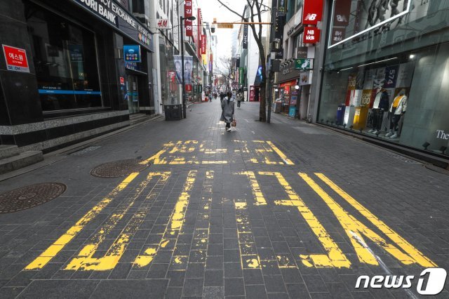 제101주년 3.1절인 1일 오전 신종 코로나바이러스 감염증(코로나19) 확산 여파로 서울 중구 명동 거리가 한산한 모습을 보이고 있다. (서울=뉴스1)