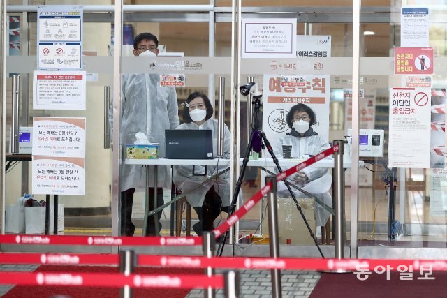 교회 문 앞이 통제되고 있다.