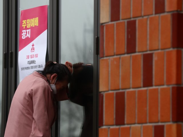 교회가 닫힌 줄 모르고 왔다는 한 신도는 유리창 앞에서 눈물을 흘렸다.
＜송은석기자 silverstone@donga.com＞