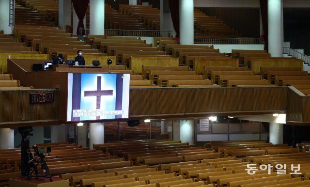 텅텅 빈 강당에 생중계를 위한 영상 관계자들만 남아 있다.
＜송은석기자 silverstone@donga.com＞