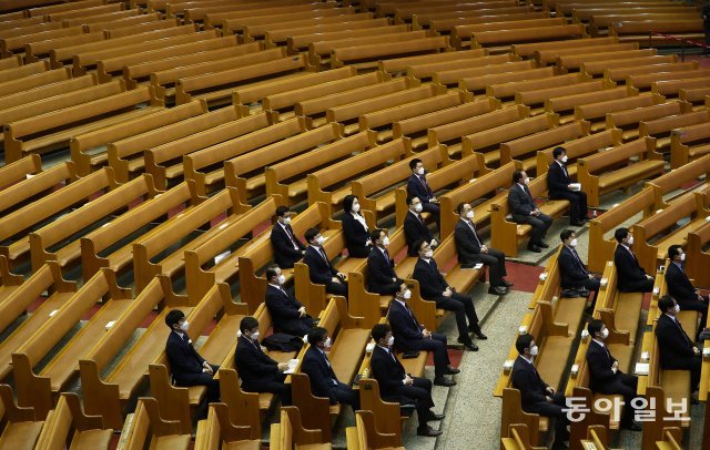 마스크를 쓴 신도들이 기도를 하고 있다.
＜송은석기자 silverstone@donga.com＞