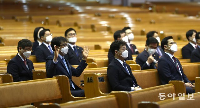[사회] 순복음교회 코로나 온라인 예배
대형교회들이 코로나19의 집단 감염을 막기 위해 주일 예배를 중단한 가운데 1일 오전 서울 영등포구 여의도순복음교회에서 최소 인원만 참석한 온라인 예배가 열리고 있다. 참석자들이 마스크를 쓰고 예배를 드리고 있다.
＜송은석기자 silverstone@donga.com＞