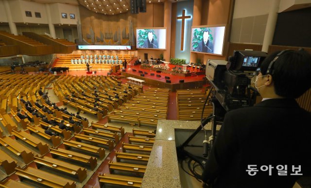 순복음교회가 1일 코로나19로 확산 방지를 위해 주일예배를 취소하고 온라인 예배로 전환했습니다.
＜송은석기자 silverstone@donga.com＞