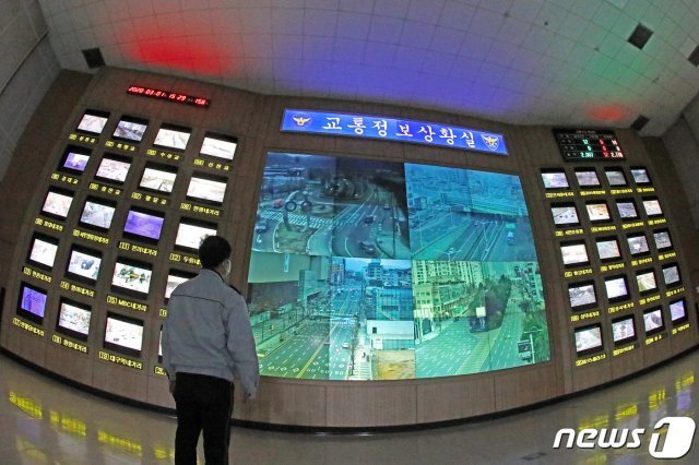 국내 신종 코로나바이러스 감염증(코로나19) 확진자가 총 3526명으로 늘어난 1일 오후 대구지방경찰청 교통정보센터 교통정보상황실 모니터로 바라본 대구 도심이 휴일임에도 한산한 모습이다. 2020.3.1/뉴스1 © News1