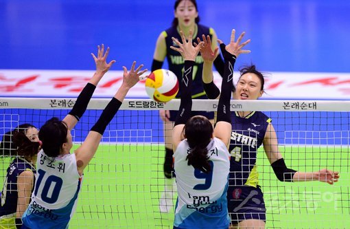 1일 경기도 수원체육관에서 ‘2019-2020 도드람 V리그‘ 수원 현대건설과 서울 GS칼텍스의 여자부 경기가 열렸다. 현대건설 양효진이 GS칼텍스 블로커를 피해 공격을 펼치고 있다. 수원｜김민성 기자 marineboy@donga.com