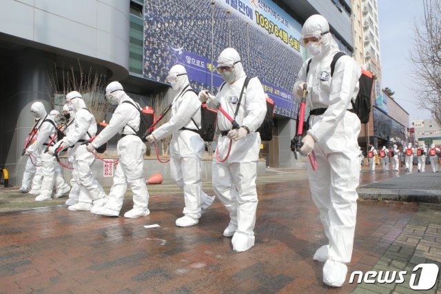 육군 2작전사령부 장병들이 1일 대구시 대명동 신천지 교회 앞에서 코로나19 확산 방역 작전을 펼치고 있다.(육군2작전사령부제공)2020.3.1/뉴스1 © News1