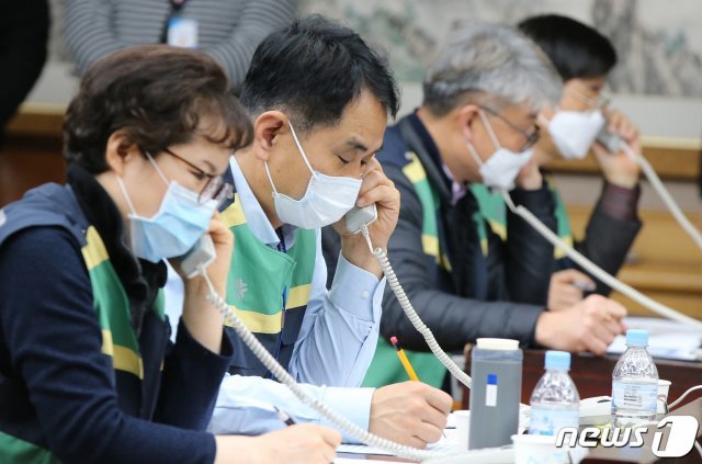 27일 오전 대전시청 대회의실에서 직원들이 신천지 교인들의 신종 코로나바이러스 감염증(코로나19) 사항에 대해 전수조사를 하고 있다. 2020.2.27/뉴스1 © News1