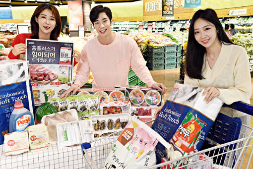 홈플러스의 ‘국민 여러분 모두 힘내세요’ 행사. 코로나19가 장기화되자 대형마트와 편의점 업계가 고통 분담 차원에서 생활필수품 할인행사에 적극 나서고 있다. 사진제공｜홈플러스