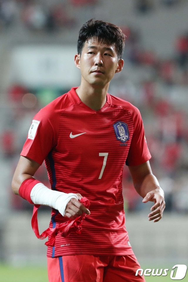 오른팔 골절상을 입은 손흥민이 무사히 수술을 마쳤다. © News1