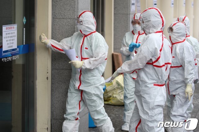 1일 오전 코로나19 지역거점병원인 대구 중구 계명대 대구동산병원에서 보호구를 착용한 의료진이 근무 교대를 위해 병동으로 들어가고 있다. 2020.3.1/뉴스1 © News1