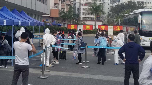 中서 격리되는 한국인들 지난달 28일 중국 광둥성 선전시 국제공항에 도착한 한국인들이 격리 수용 장소인 호텔로 이동해 방역 및 등록 절차를 진행하고 있다. 교민 제공